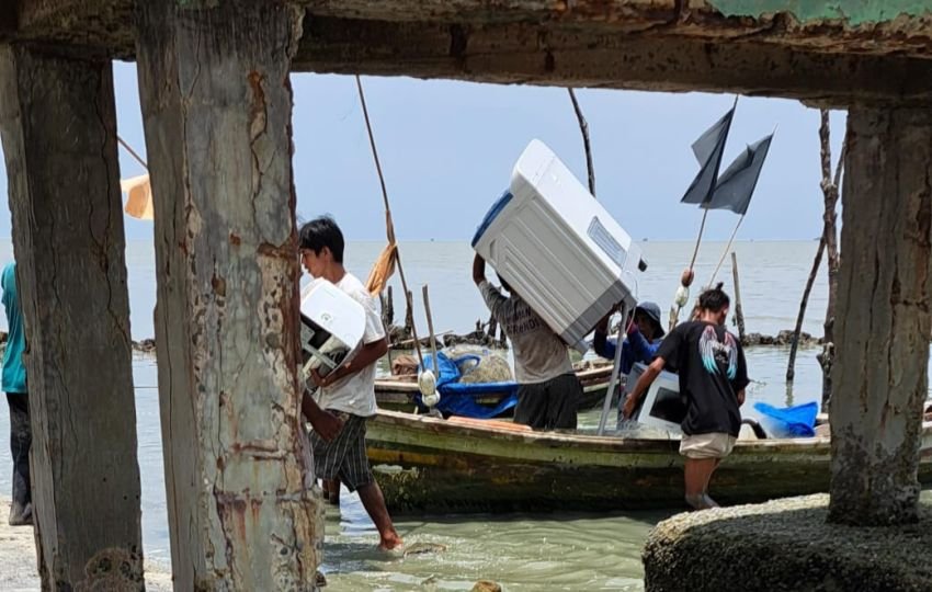 Kapal Kargo Tenggelam di Laut Sergai, Nelayan Kaget Temukan isi Dalam Kontainer