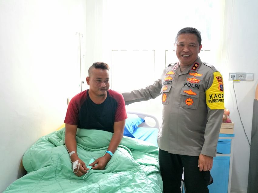 Kapolda Sumut Jenguk Dua Personil Korban Penganiayaan Saat Menangkap Pelaku Narkoba