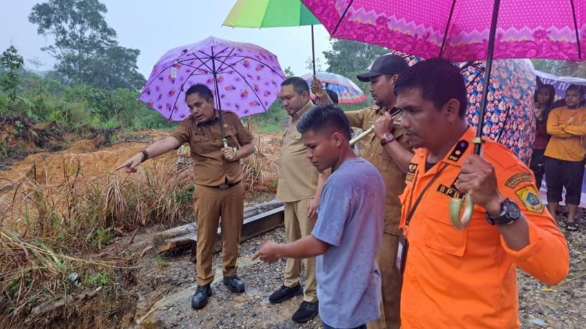 Tinjau Jalan Amblas dan Jembatan Hanyut Terbawa Longsor, Bupati Pakpak Bharat Janji Bangun Jembatan Baru Permanen