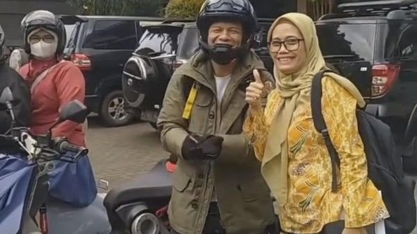 Naik Motor ke Sekolah, Ariel Noah Langsung Diserbu Guru