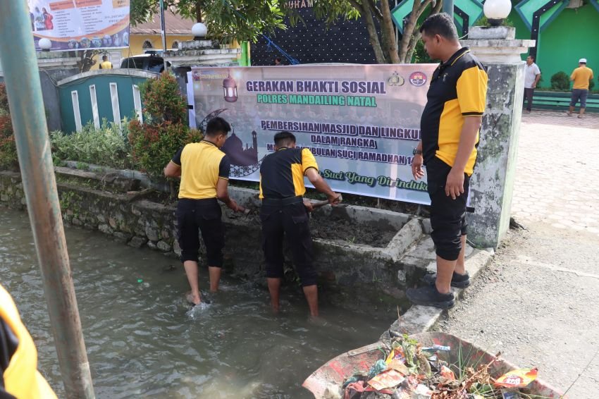 Jelang Ramadhan, Kapolres Madina Pimpin Bakti Sosial di Mesjid