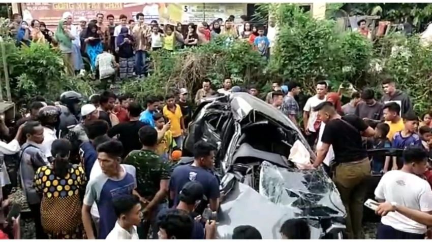 Kereta Api Tabrak Mini Bus di Tebingtinggi, 2 Orang Luka Berat