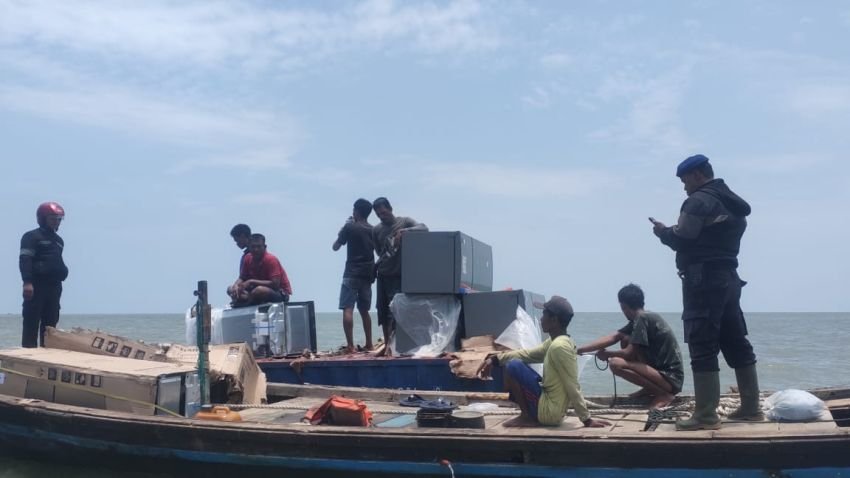 Kapal Kargo Bermuatan Kontainer Alami Kecelakaan di Perairan Sergai, Berikut Nama-nama Awak Kapal