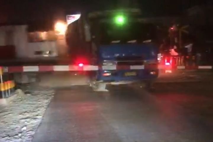 Viral Video Detik-detik Kereta Api Tabrak Truk Fuso yang Mati Mesin di Pasar Bengkel-Sergai