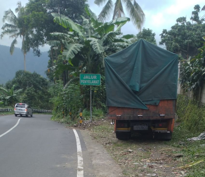 Truk Berisi Sembako Luput dari Maut Setelah Masuk Lubang Penyelamat di Pemalang