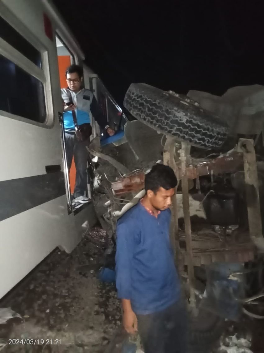 BREAKING NEWS : Kereta Api Tabrak Truk Fuso di Pasar Bengkel-Sergai, Masinis Dilarikan ke RS