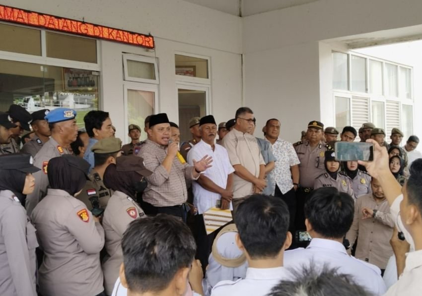 Garap Kebun Warga, Massa Aliansi Kompak Unjuk Rasa Desak Pemerintah Tutup PT TPL