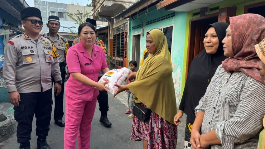 Bhayangkari Polres Binjai dan PWI Kota Binjai Safari Ramadhan 1445 H, Bagikan Takjil dan Sembako ke Warga