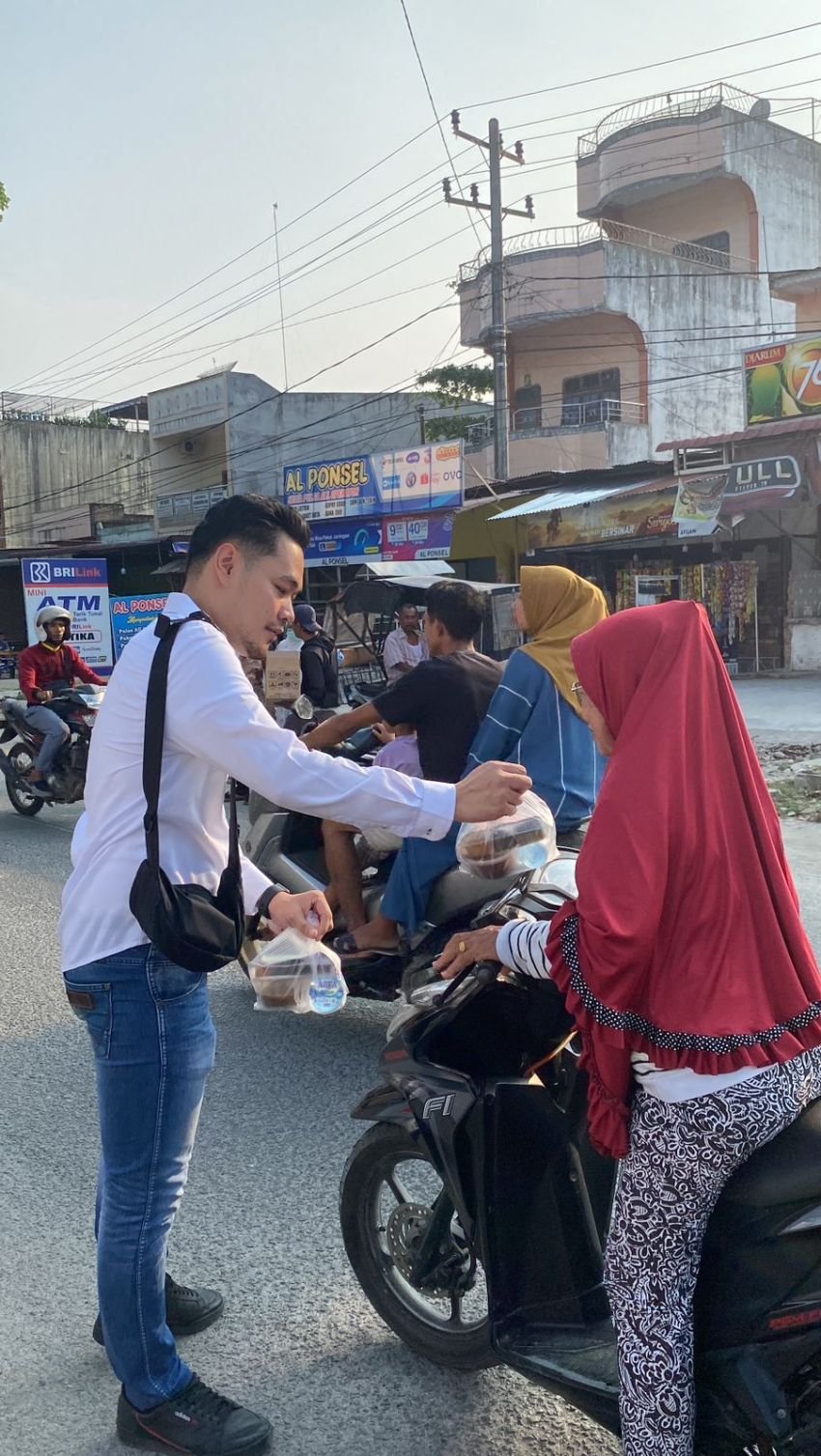 Berbagi Takjil, Direktur RSU Sawit Indah: Bentuk Kebersamaan dan Silaturahmi