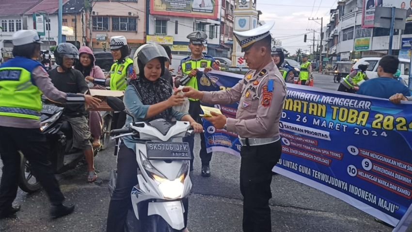 Polres Labuhanbatu Himbau Tertib Berlalu Lintas dengan Berbagi Takjil