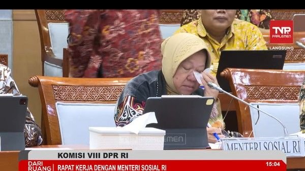 Risma Tiba-tiba Nangis Saat Rapat di DPR, Ternyata Ini Penyebabnya