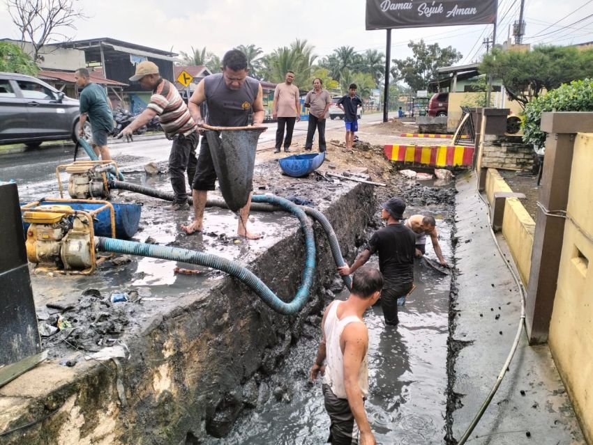 Cerita Kapolsek Bilah Hilir yang Tak Malu Panen Lele di Parit Lalu Membagikannya ke Warga Berpuasa