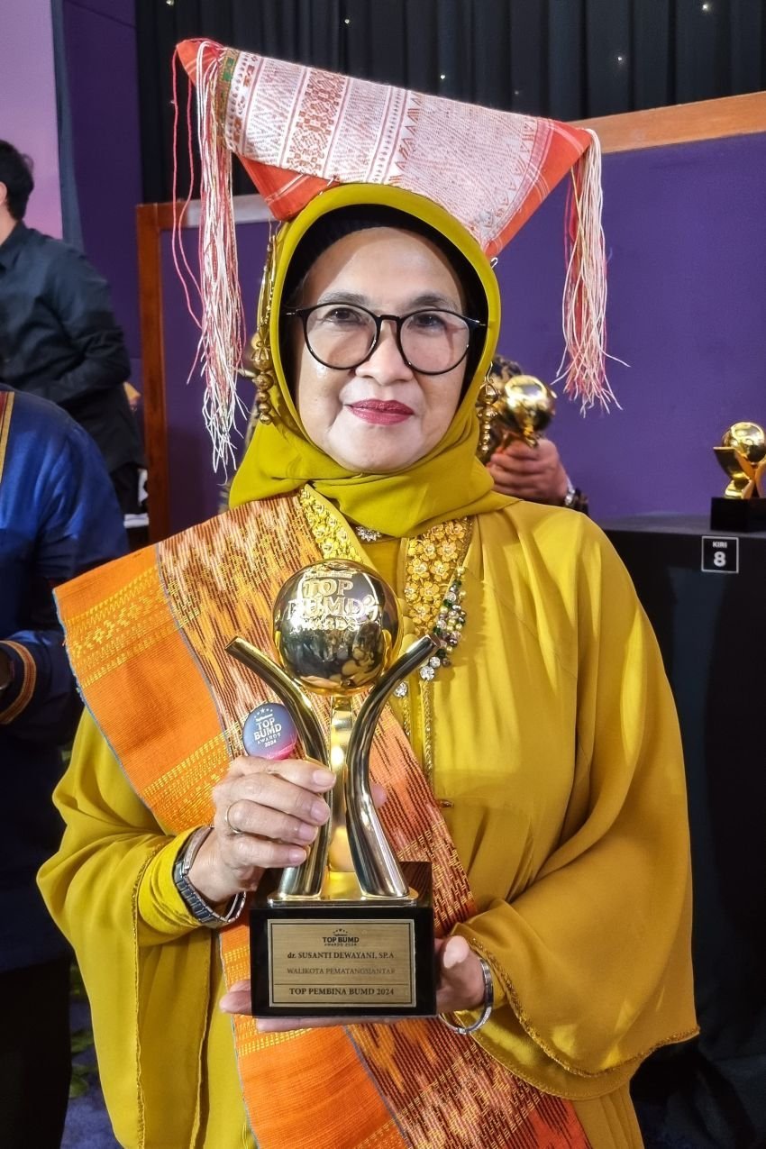 Wali Kota Pematangsiantar Terima Top BUMD Awards 2024
