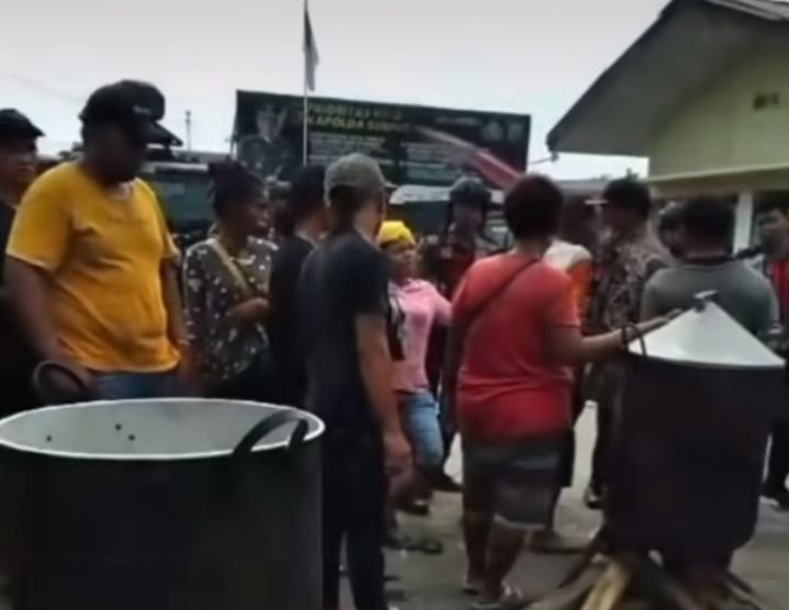 Aksi Demo, Emak-emak Blokir Jalan hingga Memasak di Depan Kantor Polsek Pancurbatu, Jalur Medan-Berastagi Lumpuh