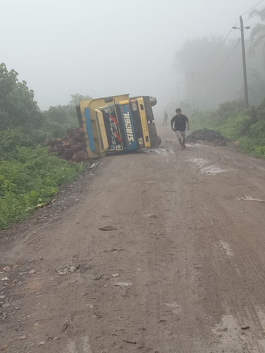 Pak Bupati, Pak Kades, Kapan Jalan Ini Bisa Kami Nikmati, Sudah Bosan Jalan Rusak Melulu