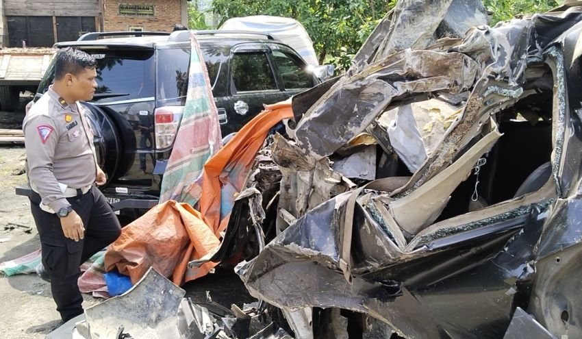Mobil Travel Tabrak Truk Parkir Lalu Ditabrak Rush, 2 Tewas 12 Luka-Luka