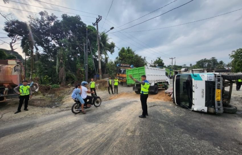 Truk Pengangkut Tanah Terbalik di Pancurbatu, Arus Mudik Macet