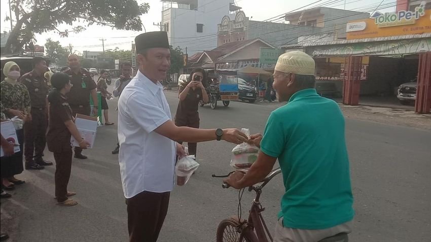 Kajari Labuhanbatu Berbagi 300 Paket Takjil