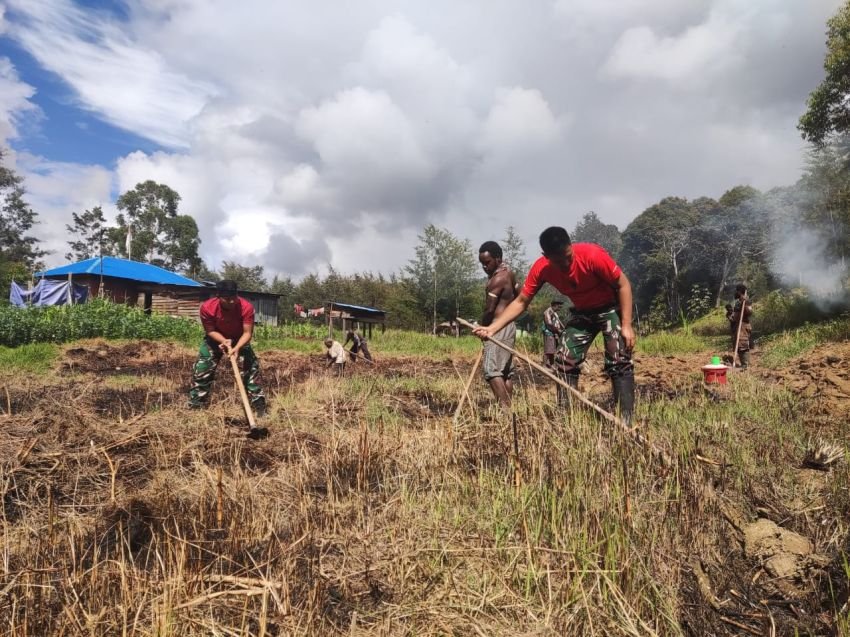 Satgas Yonif 721/Makkasau Ajak Warga Manfaatkan Lahan Kosong
