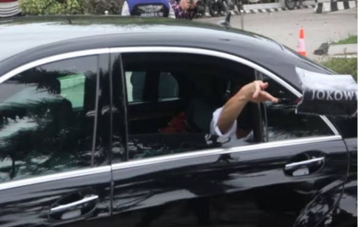 Bagi-bagi Barang ke Warga Setiap Kunker, Darimana Sumber Dana Jokowi