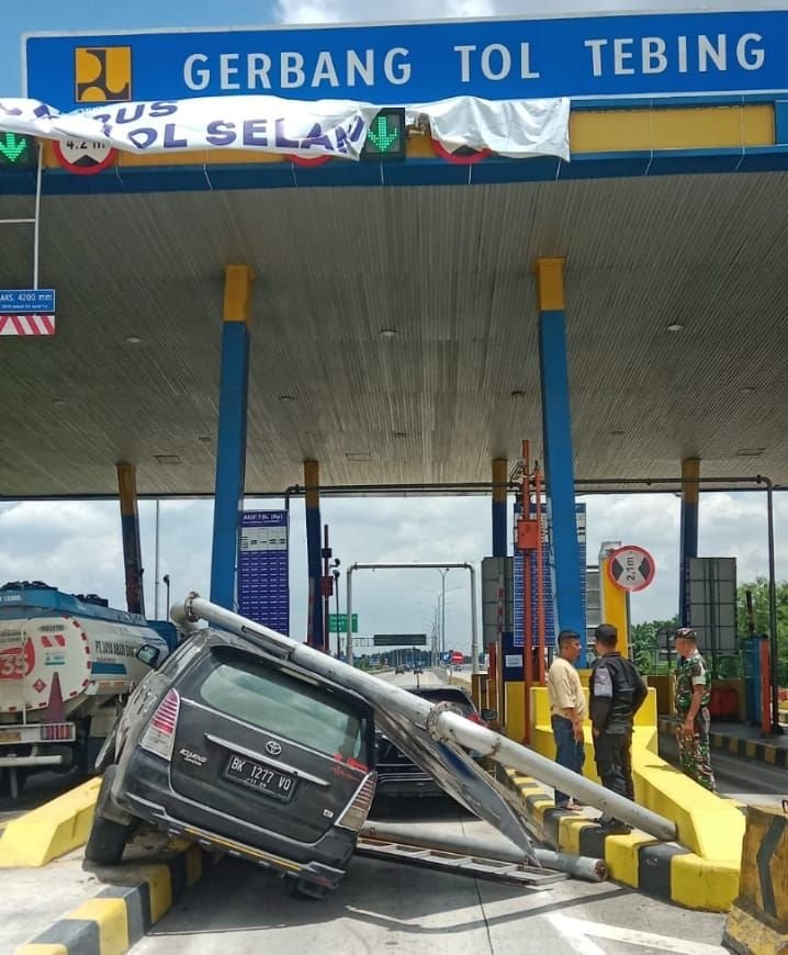 Ini Penyebab Mobil Innova Hantam GTO Exit Tol Gerbang Tol Tebing Tinggi