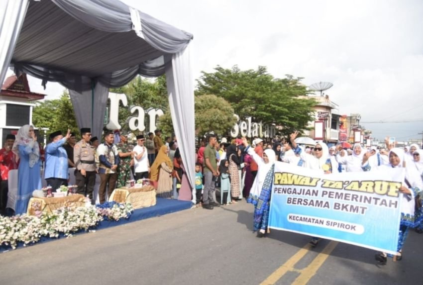 Peserta Pawai Ta'aruf Meriahkan Pembukaan MTQ ke-56 Tingkat Kabupaten Tapsel