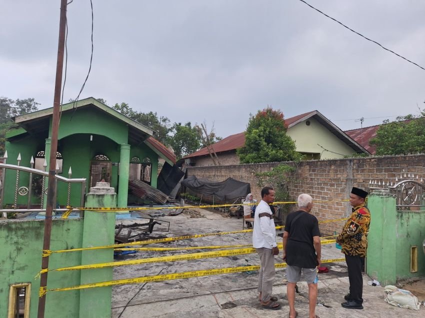 Bupati Sergai Tinjau dan Berikan Bantuan ke Korban Kebakaran di Desa Firdaus