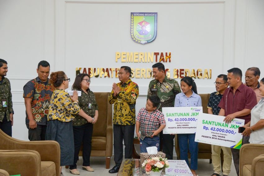 Bupati Sergai Serahkan Santunan JKM BPJS Tk ke Ahli Waris Guru SM