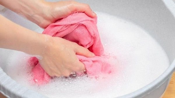 Begini Cara Mudah Menghilangkan Noda Minyak pada Pakaian