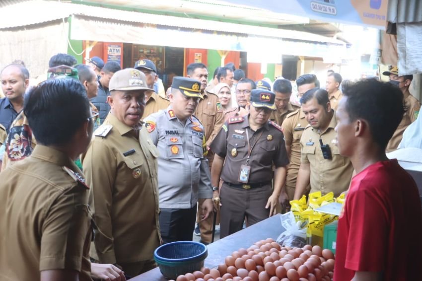 Kapolres - Forkopimda Kabupaten Langkat Cek Bahan Pokok di Pasar dan Gudang Bulog