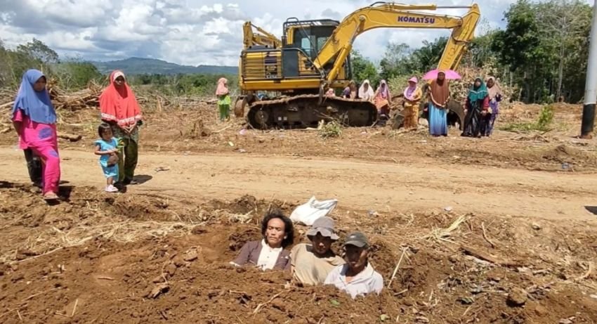 Warga Desa Sanggapati Tapsel Tanam Diri Protes Pengrusakan Kebun oleh PT TPL