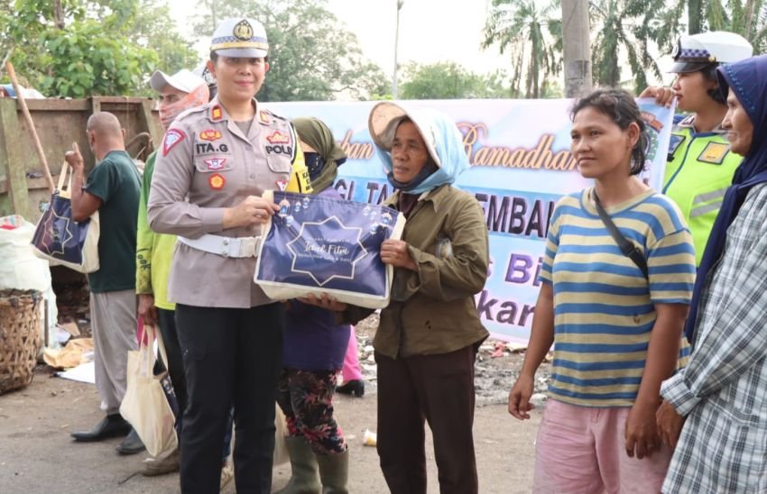 Kala Satlantas Polres Binjai-Bhayangkari Bagikan Takjil dan Sembako Ke Warga, Berikan Edukasi Tertib Berlalulintas