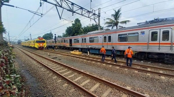 KRL Anjlok, Perjalanan ke Kampung Bandan Hanya Sampai Angke