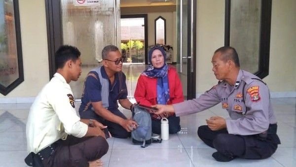 Polisi Kembalikan Temuan Tas Berisi Uang Rp 100 Juta Milik Pemudik