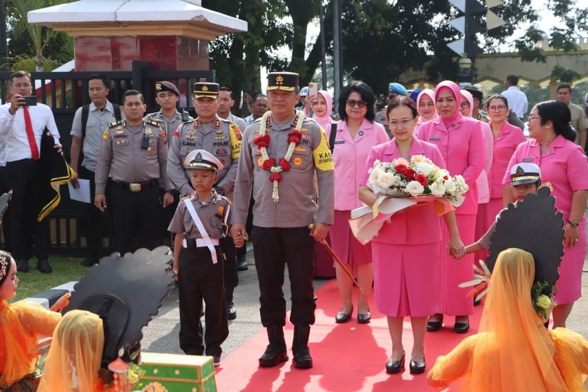 Kapolda Sumut dan PJU Lakukan Penanaman Pohon Di Halaman Mako Polres Labuhanbatu