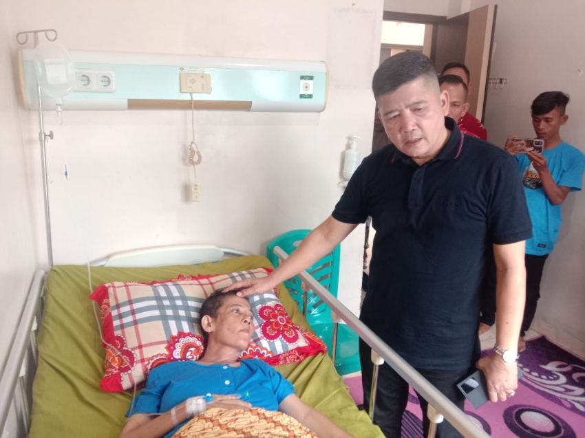 Berempati, Ketua DPRD Madina Jenguk Keluarga Wartawan yang Sakit
