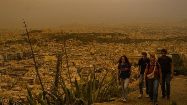 Kenapa Langit Athena Yunani Berubah Menjadi Oranye? Ini Penyebabnya