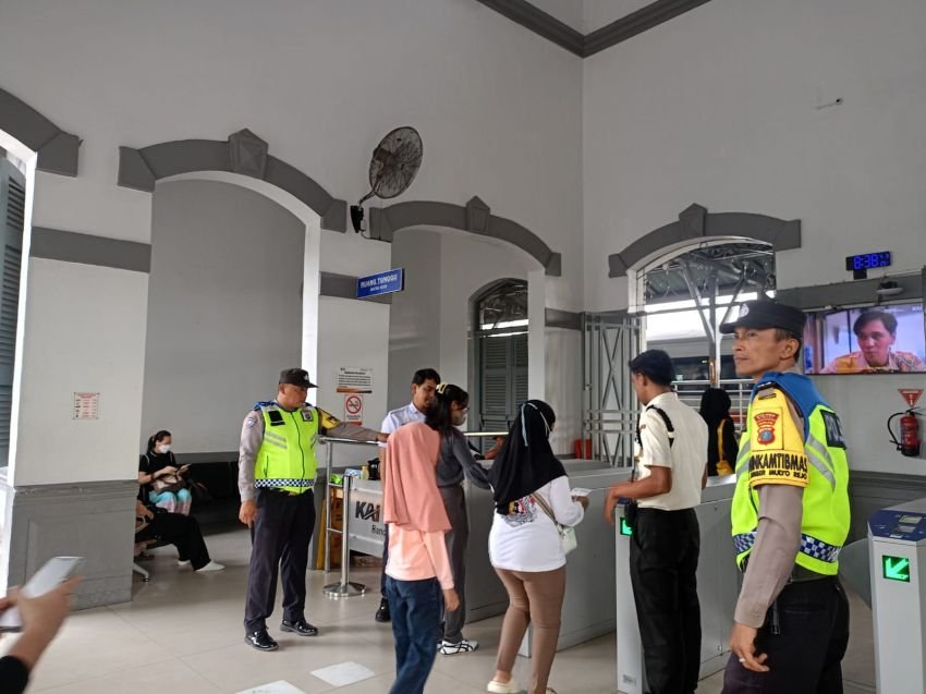 Polres Binjai Tempatkan Personilnya di Stasiun & Perlintasan Kereta Tanpa Plang Pintu