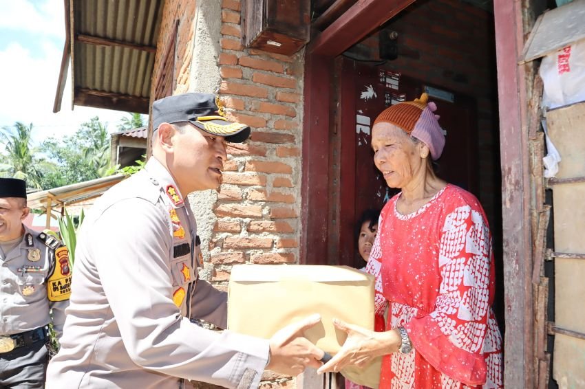 Kapolres Padangsidimpuan Salurkan Bansos ke Warga Kurang Mampu