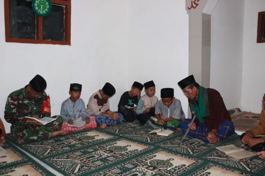 TNI di Purwakarta Ajari Anak-anak Belajar Mengaji