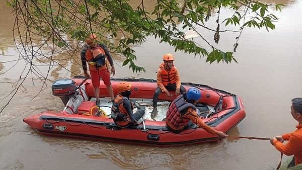 Pria Hanyut di Kali Jakbar, SAR Lakukan Pencarian