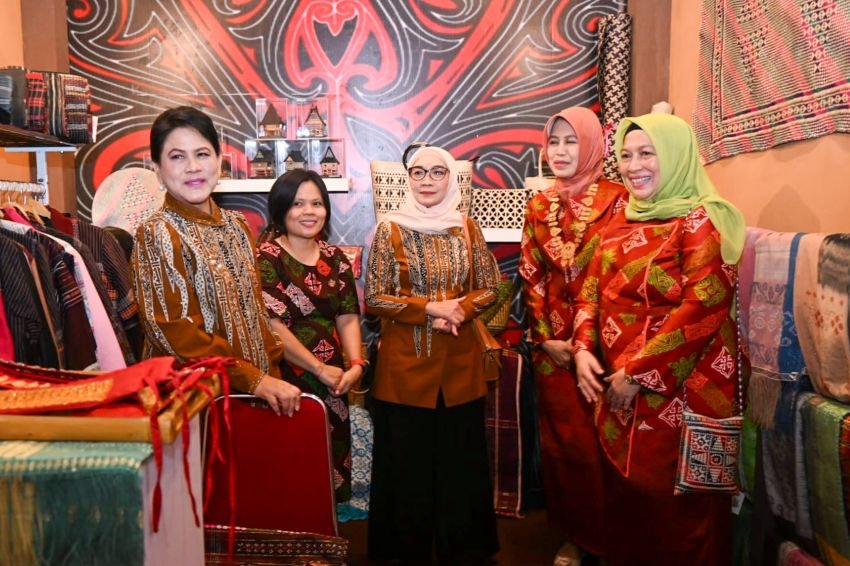 Ibu Negara Puji Stan Sumut di Dekranas Expo 2024