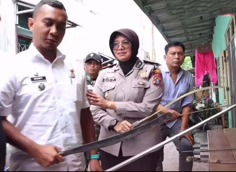 Amankan Senjata Tajam, Polsek Medan Barat Imbau Masyarakat Agar Jaga Situasi Kamtibmas Tetap Kondusif