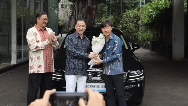 Shin Tae-yong Kini Punya Mobil yang Sama dengan Erick Thohir