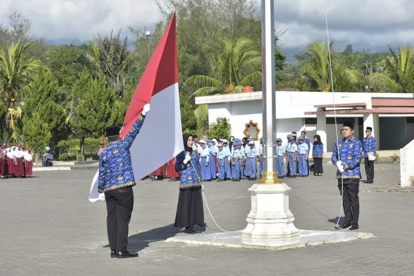 Sekda Madina Pimpin Upacara Hardiknas di Masjid Agung Nur Ala Nur