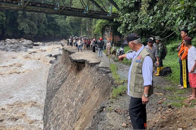 Masih Diperbaiki, Pengendara Dilarang Melintasi Jalan di Lembah Anai, Ini Instrukti Polda Sumbar