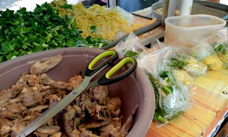 Selain Enak, Wajah Tampan Penjual Bakso di Pemalang Bikin Pembeli Salah Tingkah
