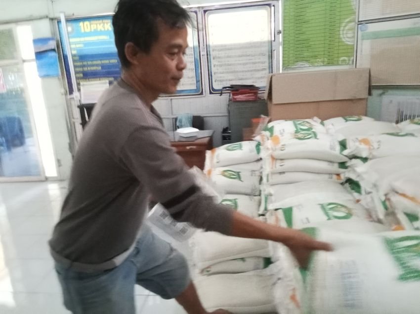 Ratusan Warga Bojongbata Sumringah Dapat Bantuan Beras