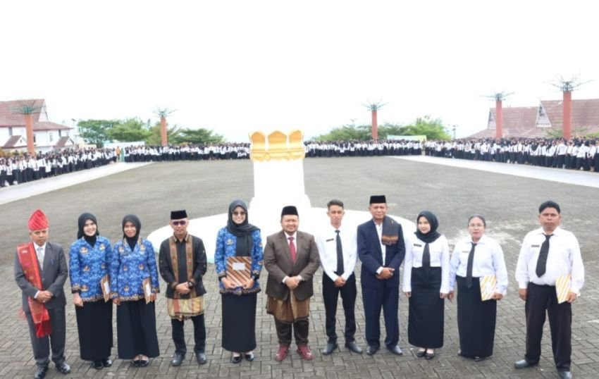 Bupati Tapsel Kenakan Baju Adat Angkola pada Upacara Hardiknas 2024