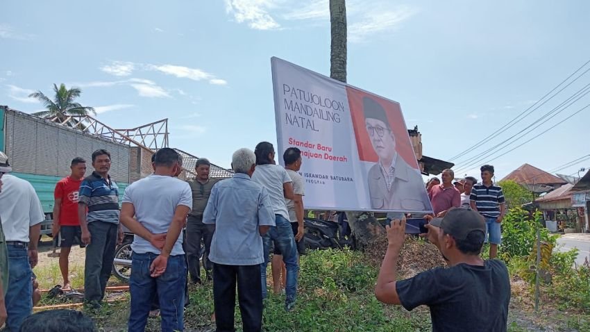 Puluhan Warga Desa Maga Lombang Dirikan Baliho, Dukung Ivan Iskandar Batubara Tulus Jadi Bupati